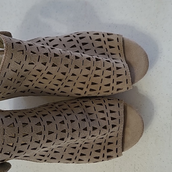 Marc Fisher Peep-Toe Wedge Sandals with cutout detail size 6.5 - Picture 5 of 13